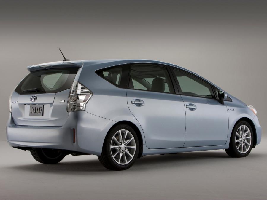  Toyota Prius MPV v 2011 года  (фото 11 из 30)